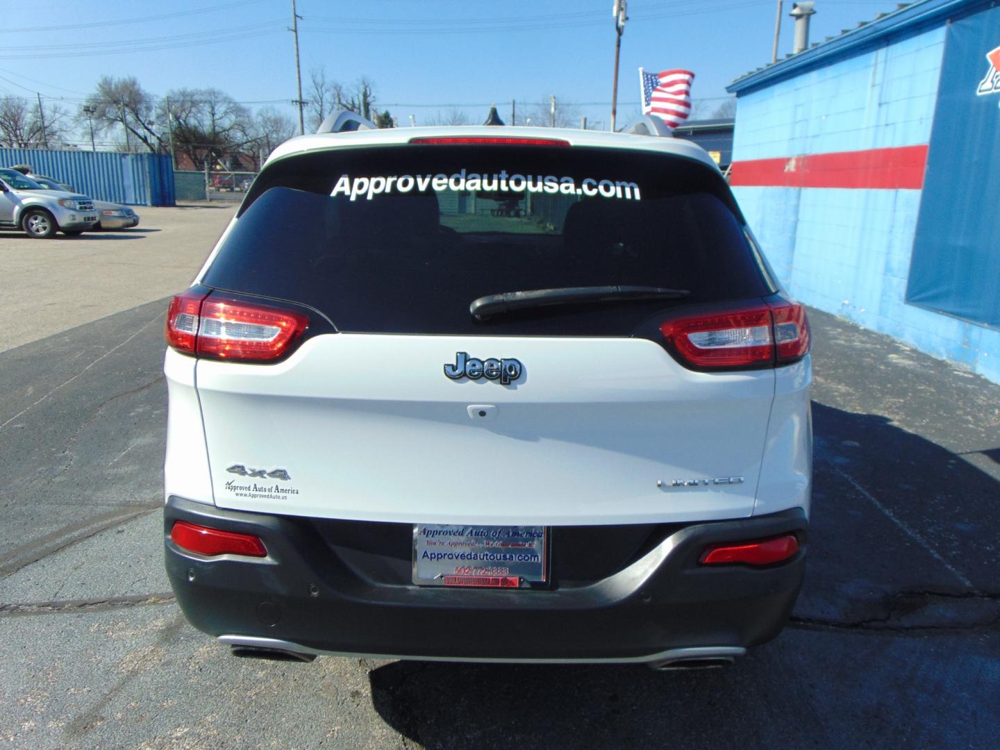 2015 White Jeep Cherokee (1C4PJMDS4FW) with an V6 3.2 Liter engine, Automatic, 9-Spd transmission, located at 2105 Dixie Hwy, Louisville, KY, 40210, (502) 772-3333, 38.220932, -85.795441 - Photo#12